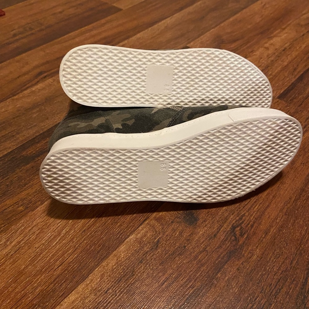 Shoes - Picture 2 of 5